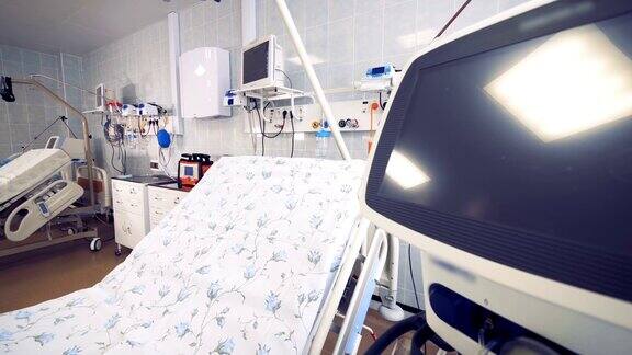 一个设备齐全的医院病房的侧视图聚焦在一张床和一个显示器上