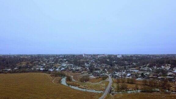 在寒冷的冬日鸟瞰一个被雪覆盖的小镇冬天的白俄罗斯城市Mstislavl旅行