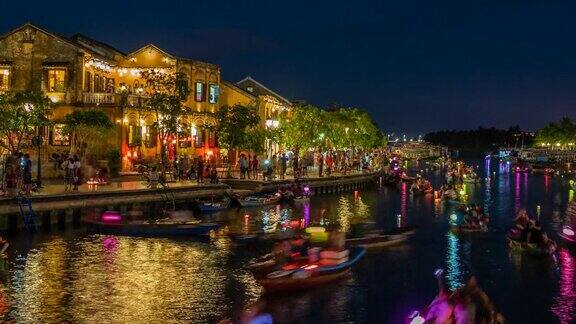 越南中部会安古镇杜邦河上的游船夜景