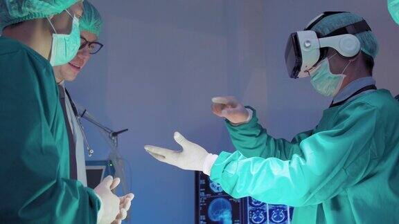 医生正在手术中使用增强现实眼镜学习检查人体内部器官进行手术在现代医院