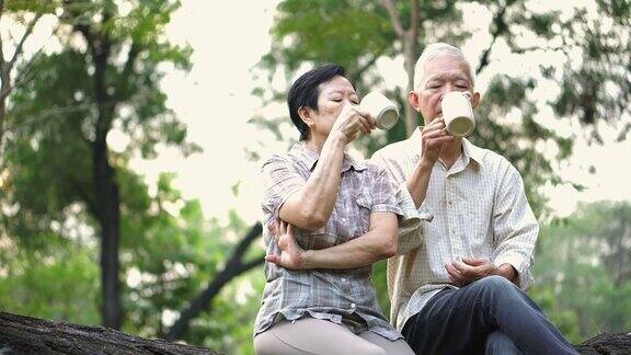 一对亚洲老夫妇正在进行严肃的讨论生活规划财务和家庭问题