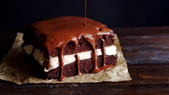 蛋糕上的巧克力糖衣巧克力釉浇在自制甜点上