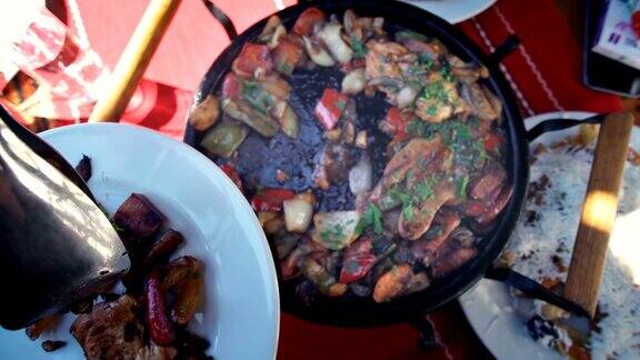 保加利亚名菜在陶瓷锅和传统装饰背景中的肉和拌菜