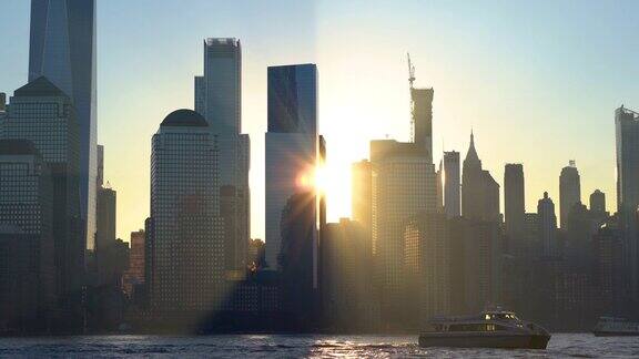 一艘渡船经过美国纽约市曼哈顿下城的日出