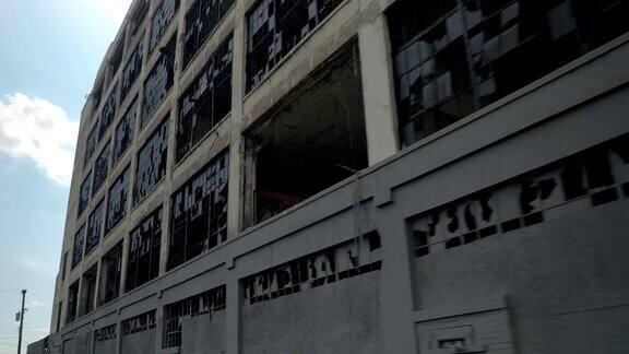 特写:底特律废弃的费希尔汽车厂窗户上的碎玻璃