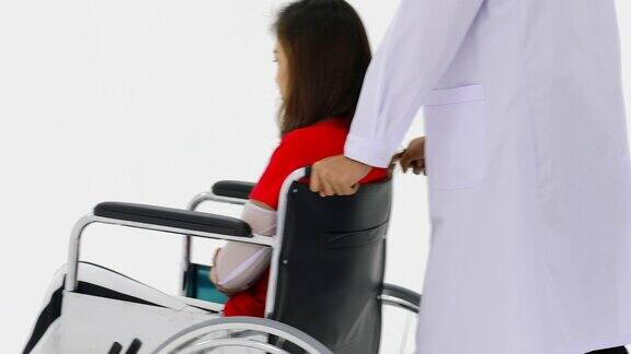 医生推着轮椅那个女人坐在上面