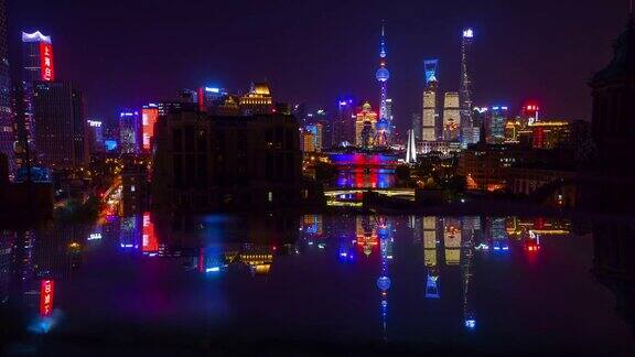 夜晚时间照亮上海浦东屋顶反射4k时间流逝中国