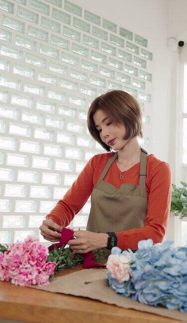 漂亮的韩国女花匠做一束花