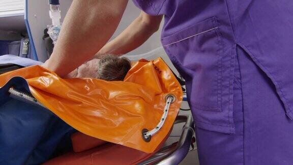护士给病人戴上氧气面罩救护车汽车内饰