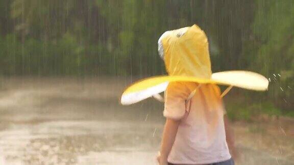 亚洲小女孩在雨中玩水