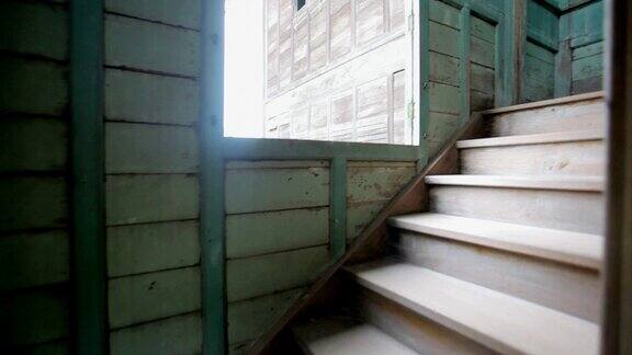 一幢废弃建筑的楼上的楼梯
