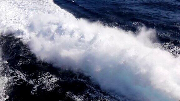 大西洋中一艘渡船后面起泡的水迹