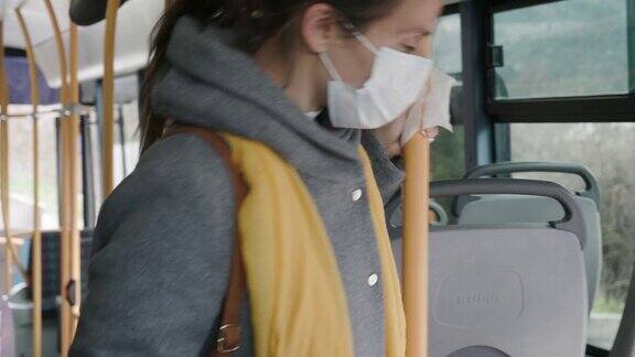 冠状病毒保护妇女戴着防护口罩以避免感染疾病在公交车上上网