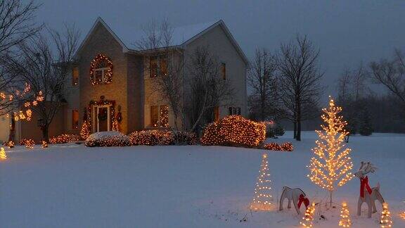 家与节日户外圣诞节假日照明和雪