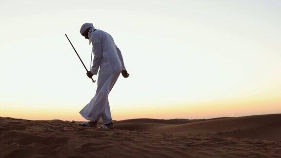 阿拉伯人在迪拜外的沙漠里