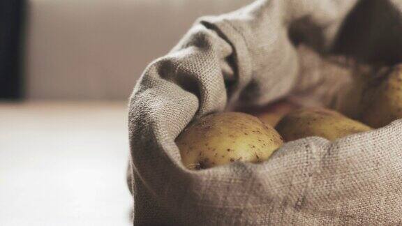 厨房桌子上有袋装的新鲜土豆