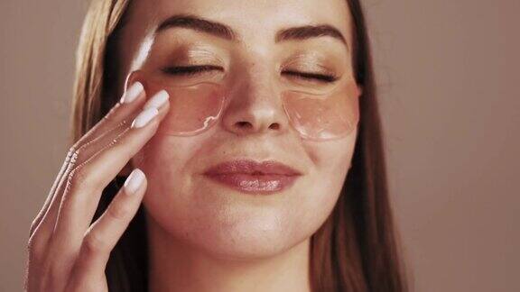 女性面部皮肤护理触摸眼罩