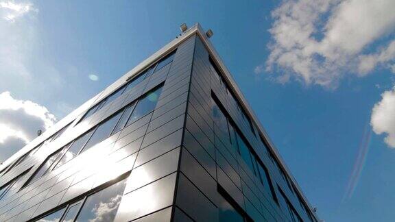 现代办公建筑镜面反射的云朵