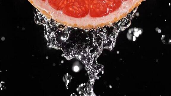 水倒在背光多汁葡萄柚片上