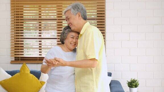 亚洲老夫妇在家里的客厅享受慢舞居家养老