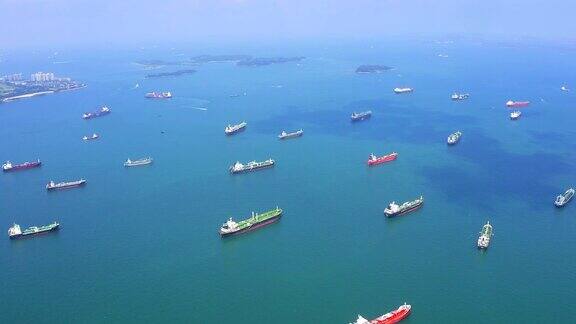航拍新加坡马六甲海峡的油轮和货船