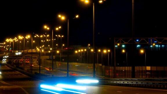 公路交通车辆在夜间时间流逝汽车在桥上行驶的晚上时间流逝4kUHD间隔拍摄