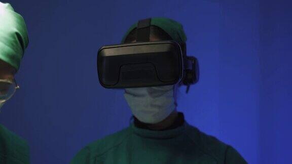 医生戴着VR眼镜在医院做手术