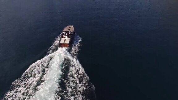摩托艇穿过大海航行到戈斯帕岛斯克普杰拉后视图