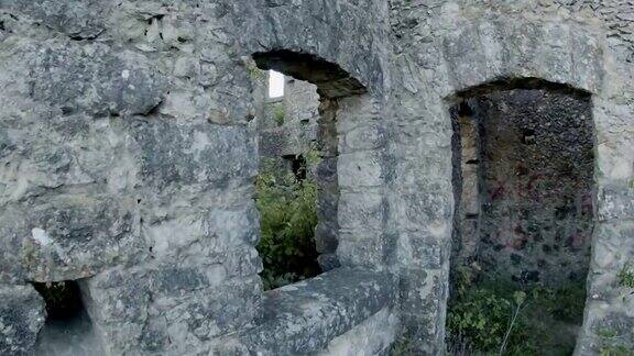 废弃的古老城堡的石墙