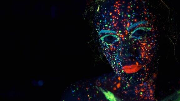 霓虹灯下女孩的脸一位年轻女子的肖像涂上了明亮的颜料