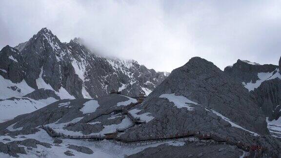 玉龙雪山与蓝天和游客在李梁中国