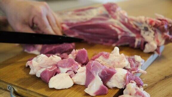 烹调前肉被切成小块以进一步腌制