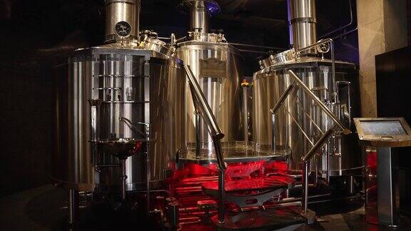 用麦芽和啤酒花酿造啤酒的铁罐发酵过程
