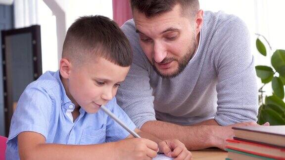 父亲帮助儿子做家庭作业