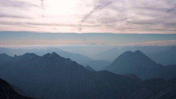 美丽的清晨天气和令人惊叹的冬季高山全景包括德国最高的Zugspitze