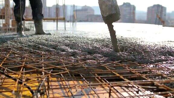 工人们在建筑物顶部浇筑混凝土