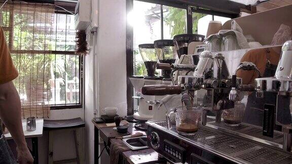 咖啡店老板小生意他在店里用咖啡机煮咖啡