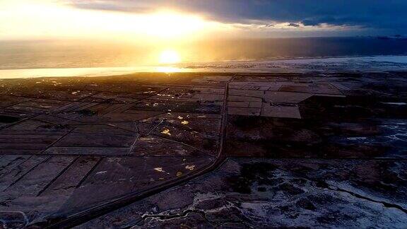 夕阳下冰岛公路附近的岩石裂缝鸟瞰图