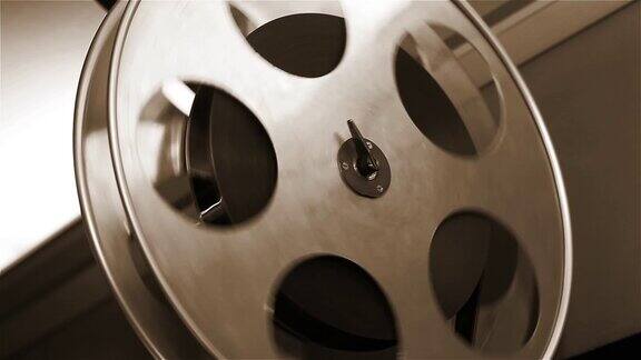 老式电影放映机在电影院播放影片的特写