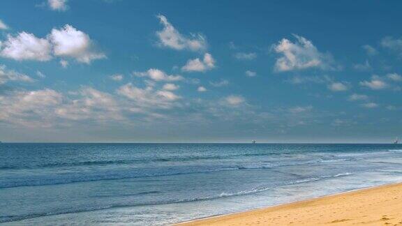 海滩的场景显示沙子大海和天空