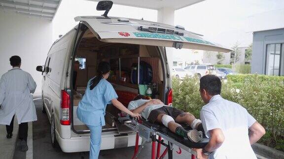 男性医护人员和护士在救护车上帮助心脏病患者