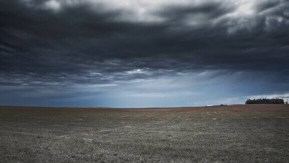 暴风雨的云在田野上空移动