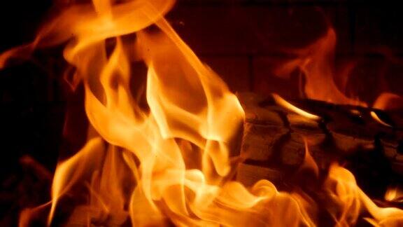 特写镜头温暖舒适燃烧的火在一个砖壁炉缓慢的运动高清