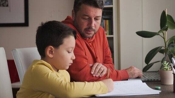 父亲在家里帮助儿子做作业