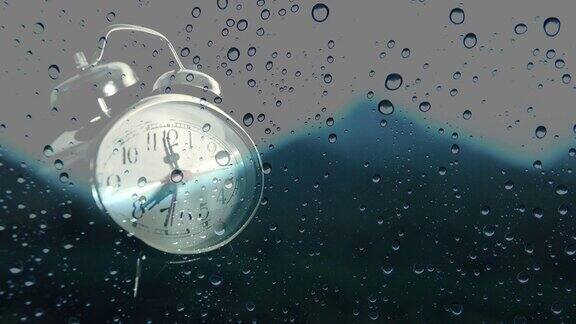 闹钟和自然雨点在镜子的背景