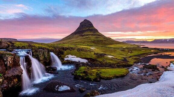 冰岛日出时的Kirkjufell山和kirkjufellsfoss