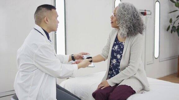 医生检查血压的老年妇女