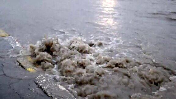 雨后的洪水顺着道路的排水沟流下去