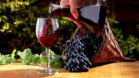在深紫色葡萄的衬托下将红酒倒入杯中