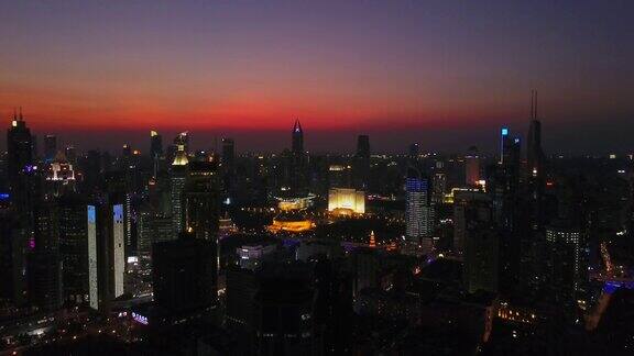 中国日落夜晚时间上海市中心城市景观屋顶空中全景4k